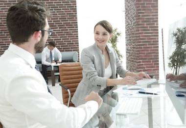 歡迎和商業(yè)伙伴達成握手