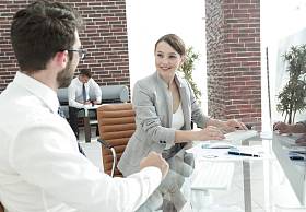 欢迎和商业伙伴达成握手