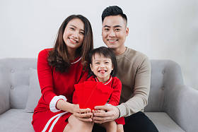 愉快的越南家庭庆祝农历新年在家