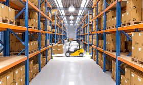 在仓库叉车图片