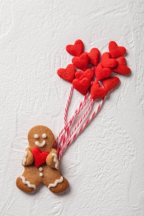 可爱的 ingerbread 人与心脏装饰