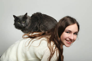 美丽的年轻女子控股猫