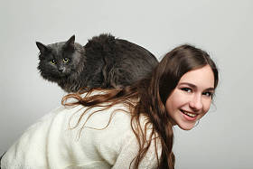 美丽的年轻女子控股猫