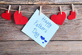 快乐的父亲节写在纸上 照片