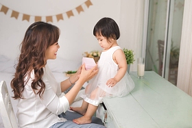 幸福的家庭概念, 美丽的年轻母亲与她可爱的小女儿打开粉红色礼品盒