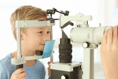 可愛的小孩子在眼科醫(yī)生的辦公室