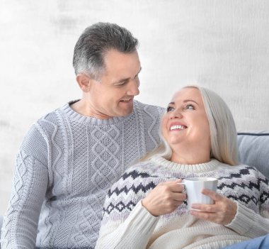 快樂(lè)成熟夫婦在家喝茶圖片