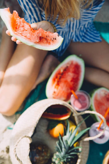 夏日野餐中吃西瓜的年輕美女畫像