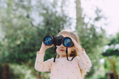 可爱的小女孩用望远镜观光, 夏天旅