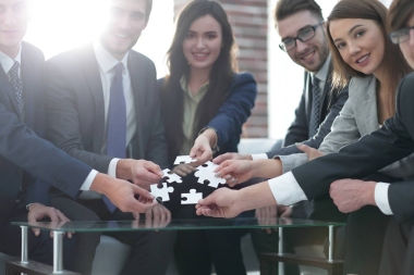 業(yè)務(wù)團(tuán)隊(duì)解決謎題在一起