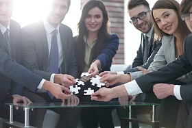 业务团队解决谜题在一起