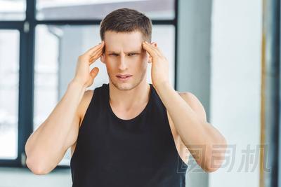 運動裝頭痛男子肖像圖片