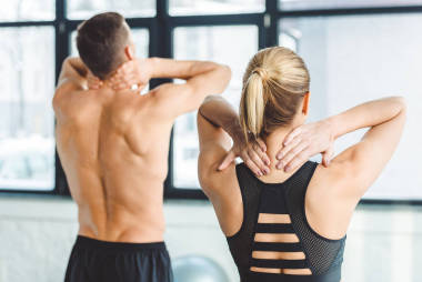 健身房鍛煉后對夫婦熱身的后視