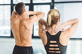 健身房锻炼后对夫妇热身的后视