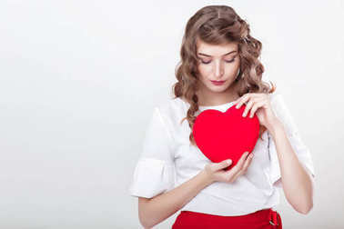 女人控股紅色心圖片