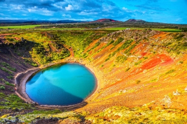 冰島的火山湖。在日落時的風(fēng)景景