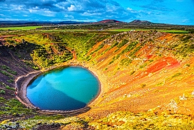 冰岛的火山湖。在日落时的风景景