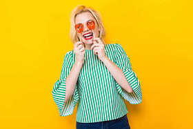 美丽的年轻女子的肖像在黄色背景