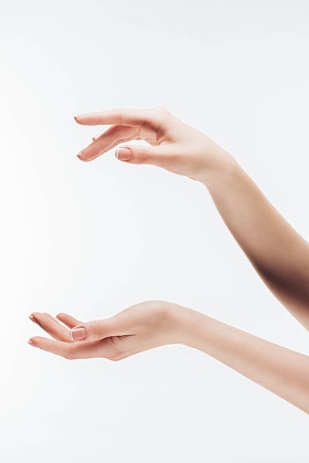 拍摄的女人假装持有的东西在手与复制空间隔离在白色