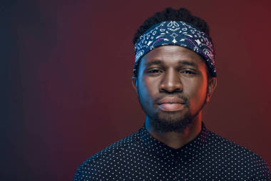 美麗的非洲裔美國人的肖像在勃艮第隔離頭巾