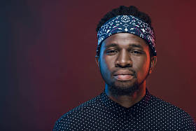 美丽的非洲裔美国人的肖像在勃艮第隔离头巾