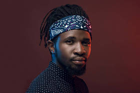 在勃艮第被孤立的英俊的非洲裔美国人的肖像