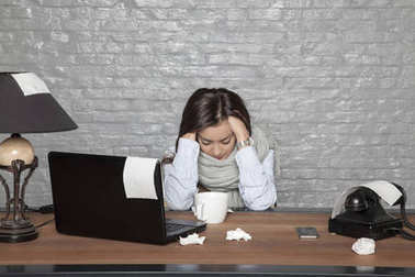 一個生病的商業(yè)婦女頭