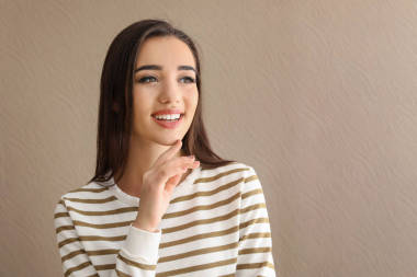 色彩背景下的美丽微笑女性肖像