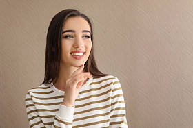 色彩背景下的美丽微笑女性肖像