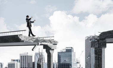 生意人蒙住眼睛图片