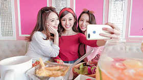 美妇女自拍照以餐厅图片