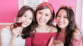 美妇女自拍照以餐厅图片