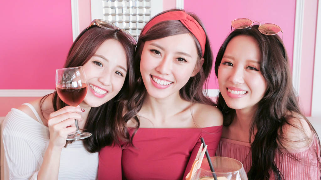 美妇女自拍照以餐厅图片
