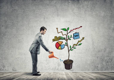 英俊的生意人浇灌画增长的概念与罐头 