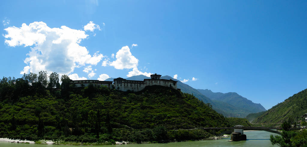 全景普纳曾 Chhu aka Sankosh 河和 Wangdue 章宾馆, 不丹 全景普纳曾 Chhu aka Sankosh 河和 Wangdue 章宾馆, 不丹