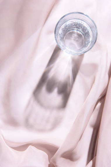 粉红色桌布上的水玻璃