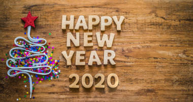 从很多彩色纸屑和花边复古风格木制纹理的圣诞树。快乐新的一年卡