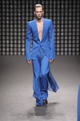 法国，巴黎 -  3月2日：一个模型的GARETH PUGH准备穿秋冬2011展会作为巴黎时装周的一部分，在2011年3月2日在散步跑道