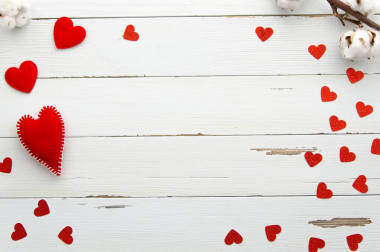 情人節(jié)框架從紅桃白色木背景。頂部視圖。平躺。愛的信息。樣機(jī)