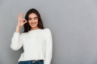 特写照片的滑稽迷人的女人在白色毛衣 showi