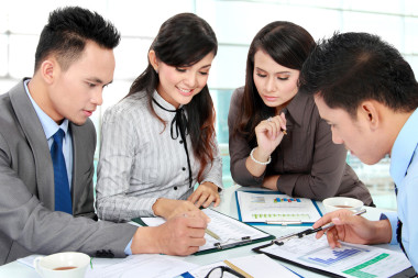 商務(wù)男人和女人工作圖片