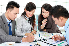 商务男人和女人工作图片