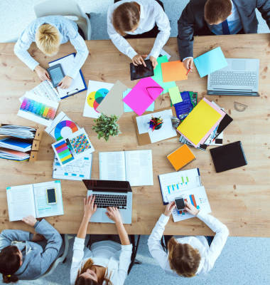 商务人士坐，并讨论在商务会议上，在办公室