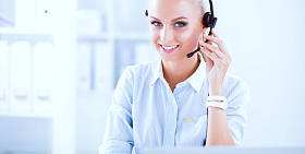 坐在办公室的客户服务代理的特写肖像