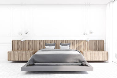 白色和木制的卧室, 灰色的床