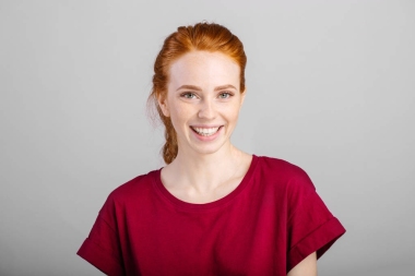 在白色背景上被孤立的微笑的婦女