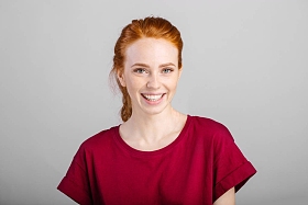 在白色背景上被孤立的微笑的妇女