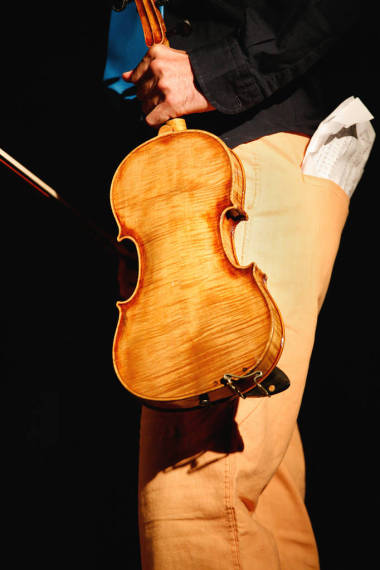 音乐会的音乐家肖像举行小提琴