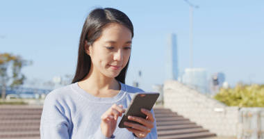 女人看手机在户外