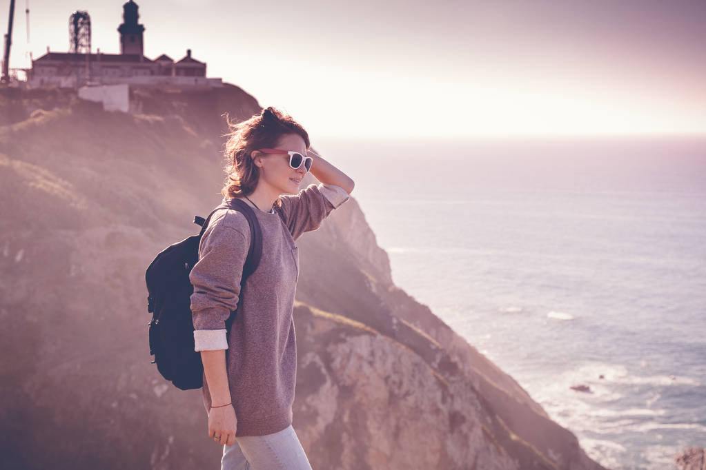 年轻美丽的妇女游人与背包, 反对 backd 年轻美丽的妇女游人与背包, 反对 backd